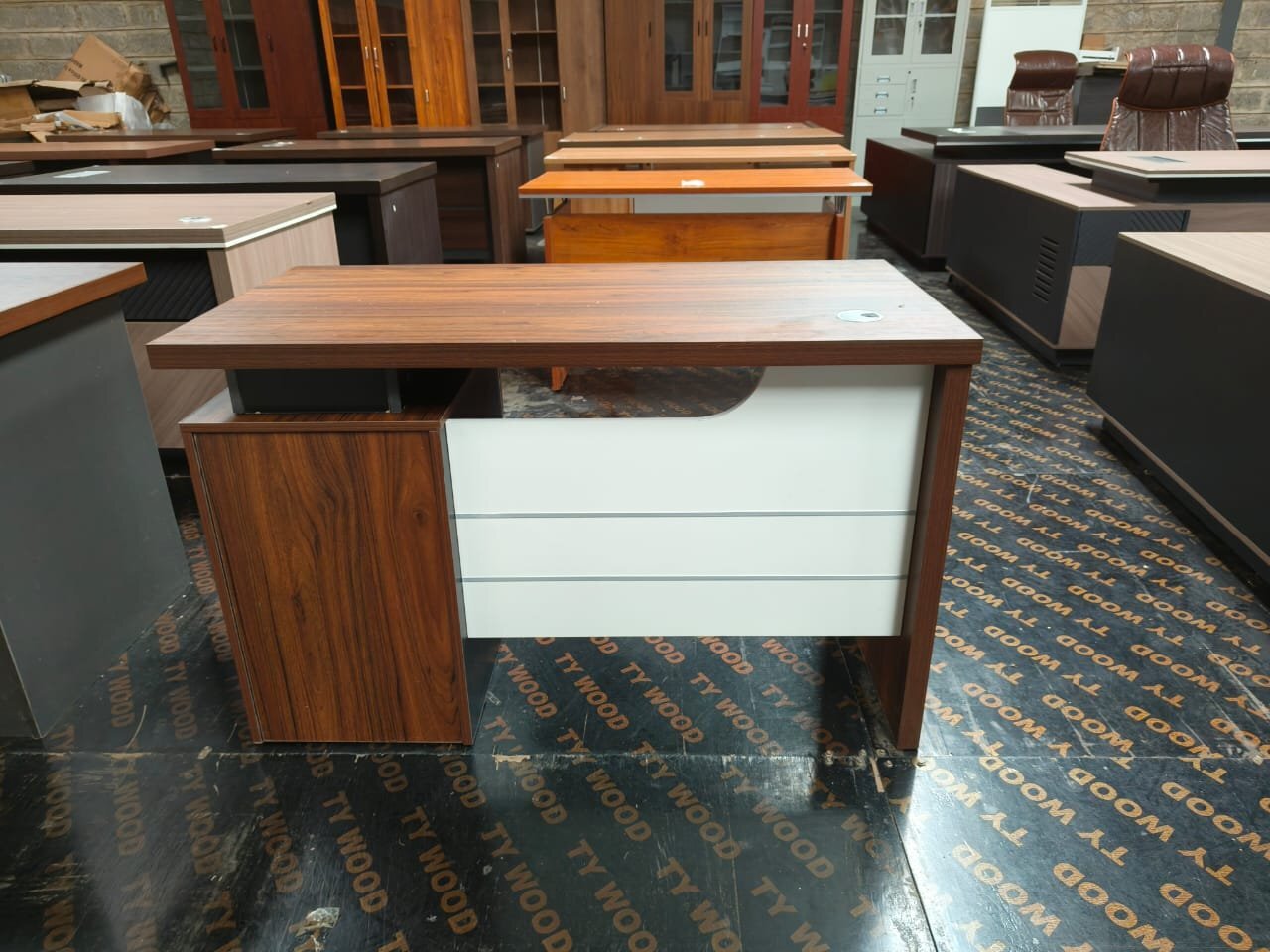 WhatsApp-Image-2024-04-24-at-11.32.58-3.jpeg Office Desk -1.2 meters long - Image 1