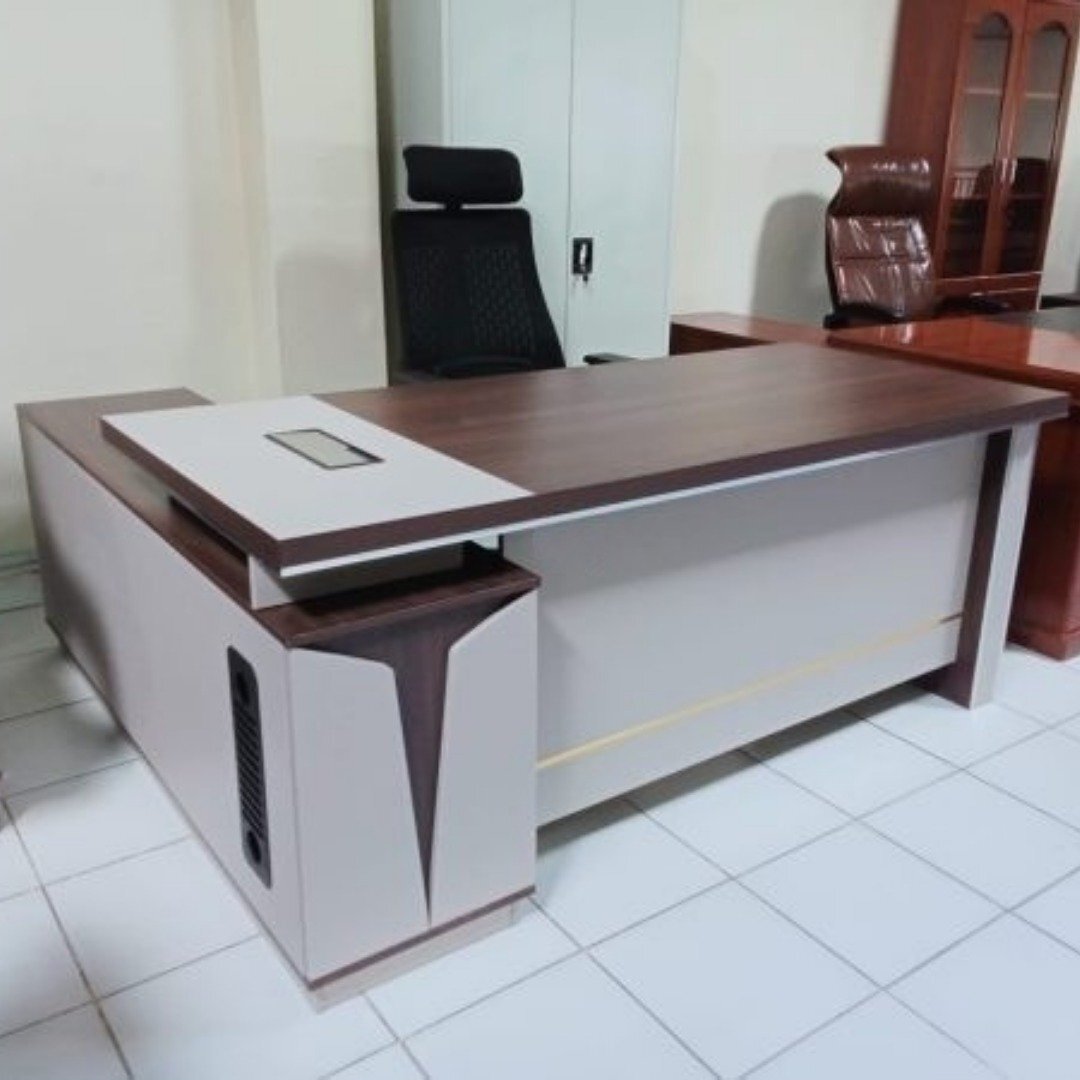 WhatsApp-Image-2024-05-08-at-11.24.18-1.jpeg 1800mm executive office table - Image 1